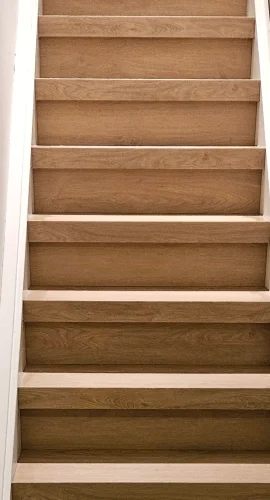 Trap met treden in een lichte houtlook