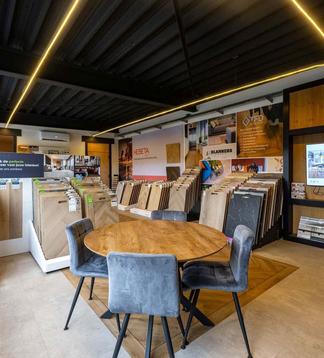 De showroom van Blankers Vloeren in Ede met adviestafel en vloerstalen
