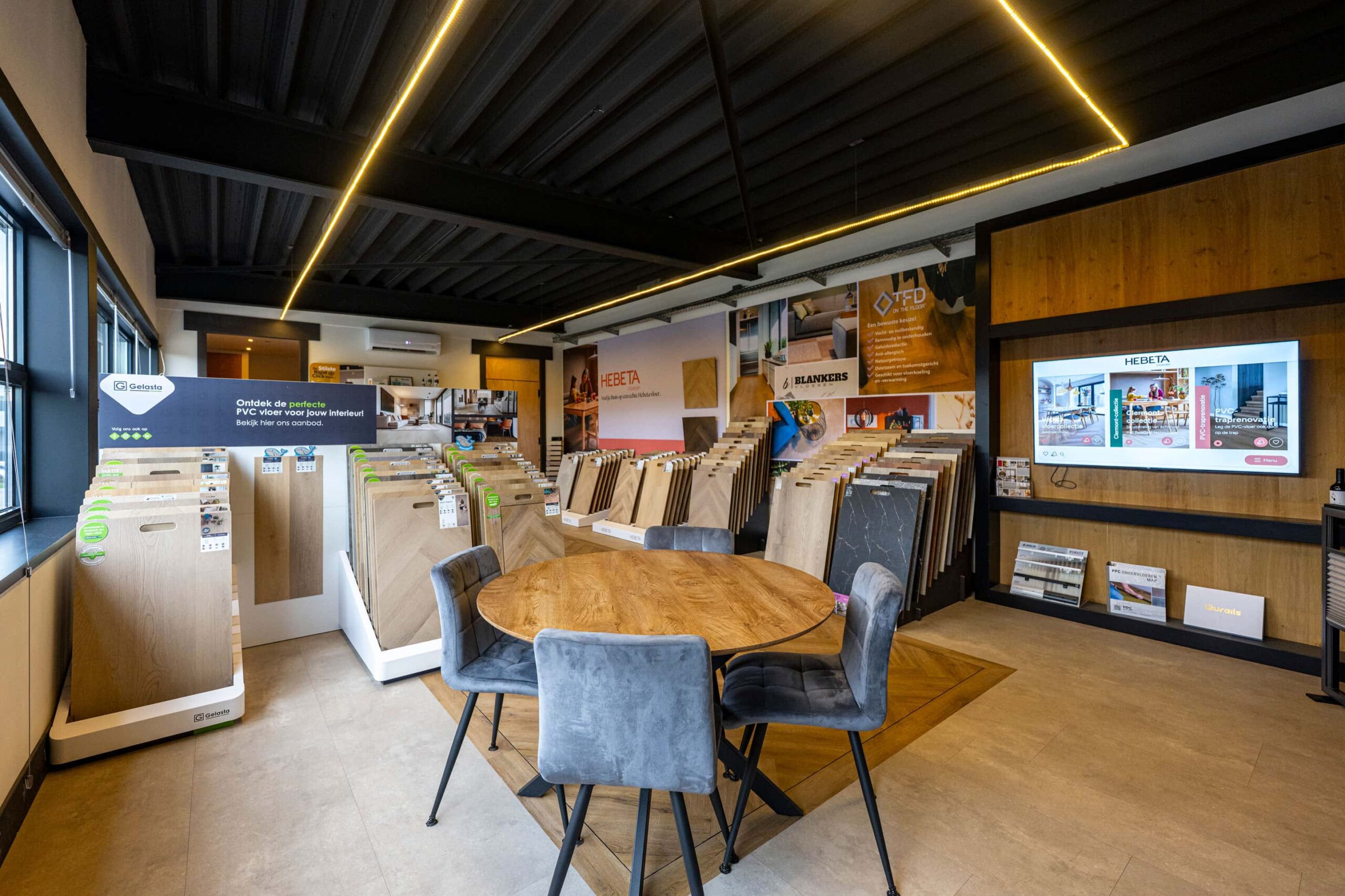Showroom van Blankers Vloeren met adviestafel en stalenwanden