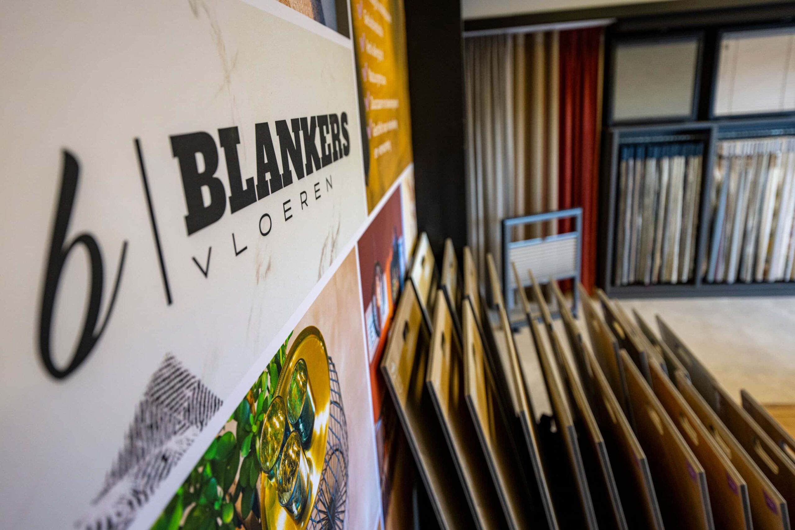 Stalenwand met vloeren in de showroom van Blankers Vloeren