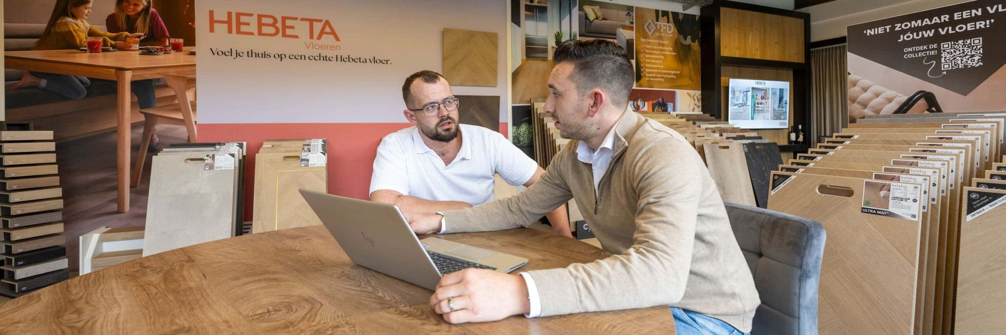 Matthijs en Niels van Blankers Vloeren aan de adviestafel in de showroom