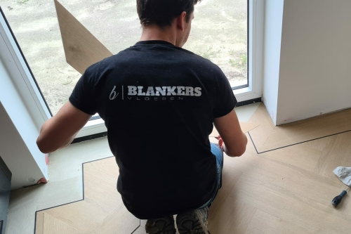 Vakman van Blankers Vloeren legt een visgraatvloer