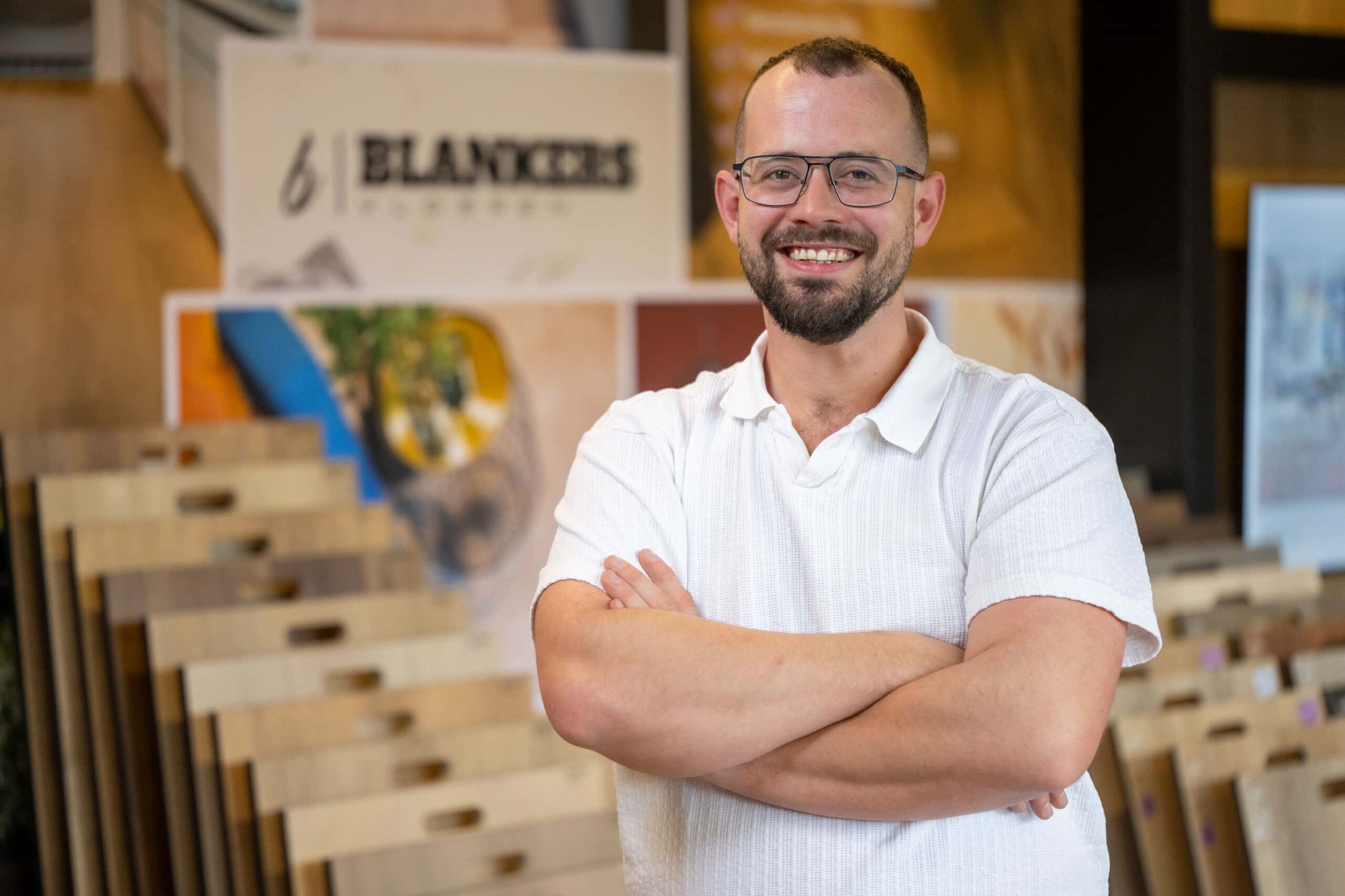 Vloeren Man met armen gekruist glimlachend