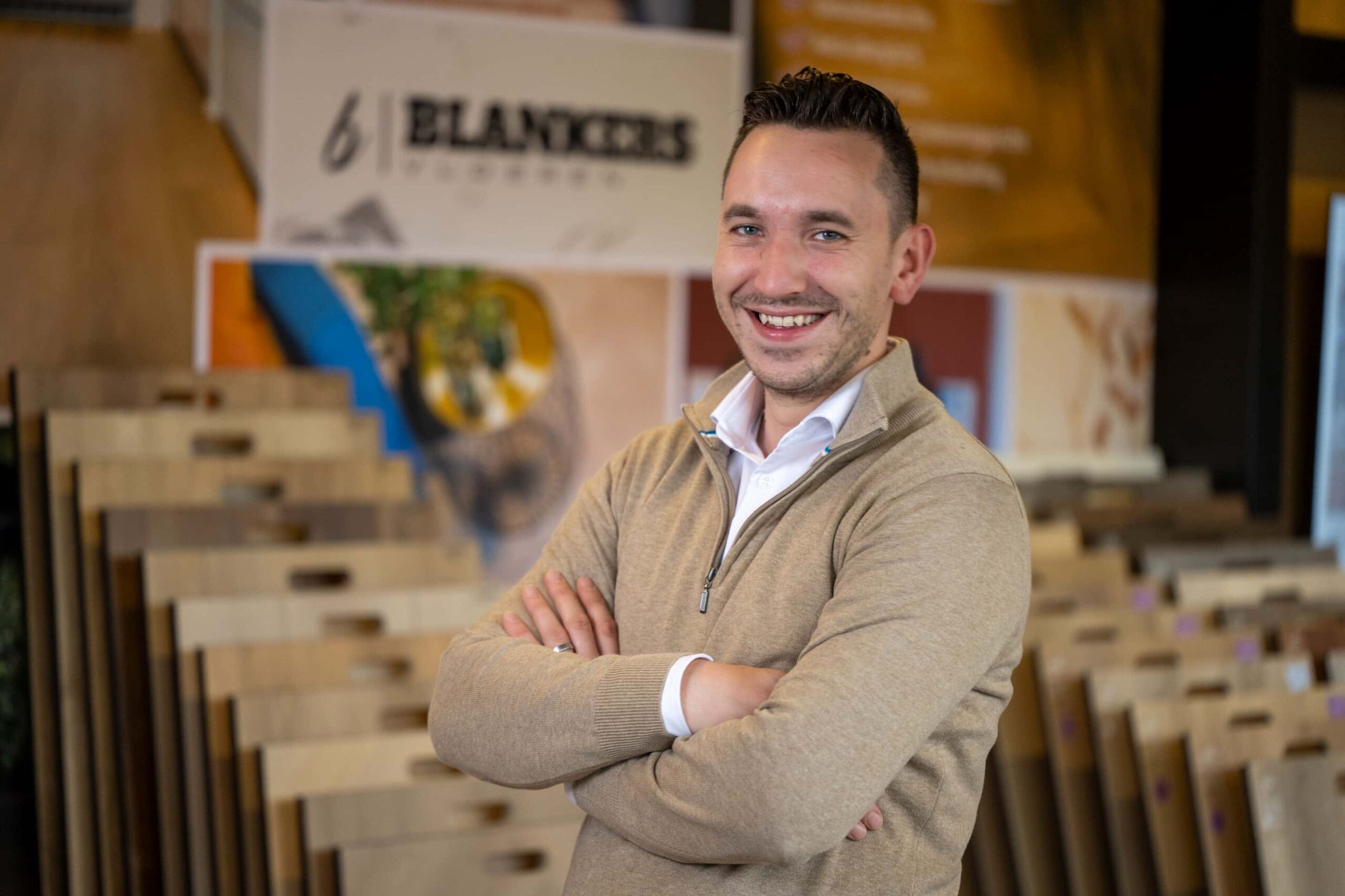 Vloeren Man in beige sweater smiles