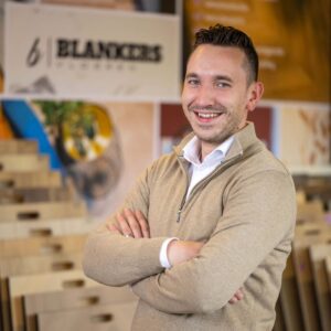 Vriendelijke man met armen over elkaar