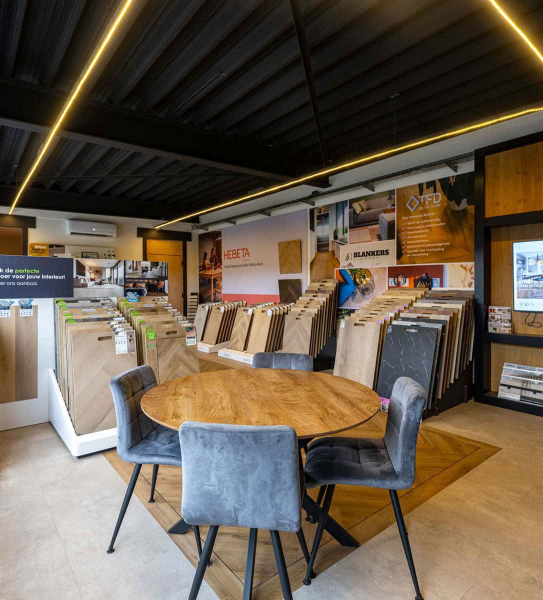 Vloeren showroom met meubilair