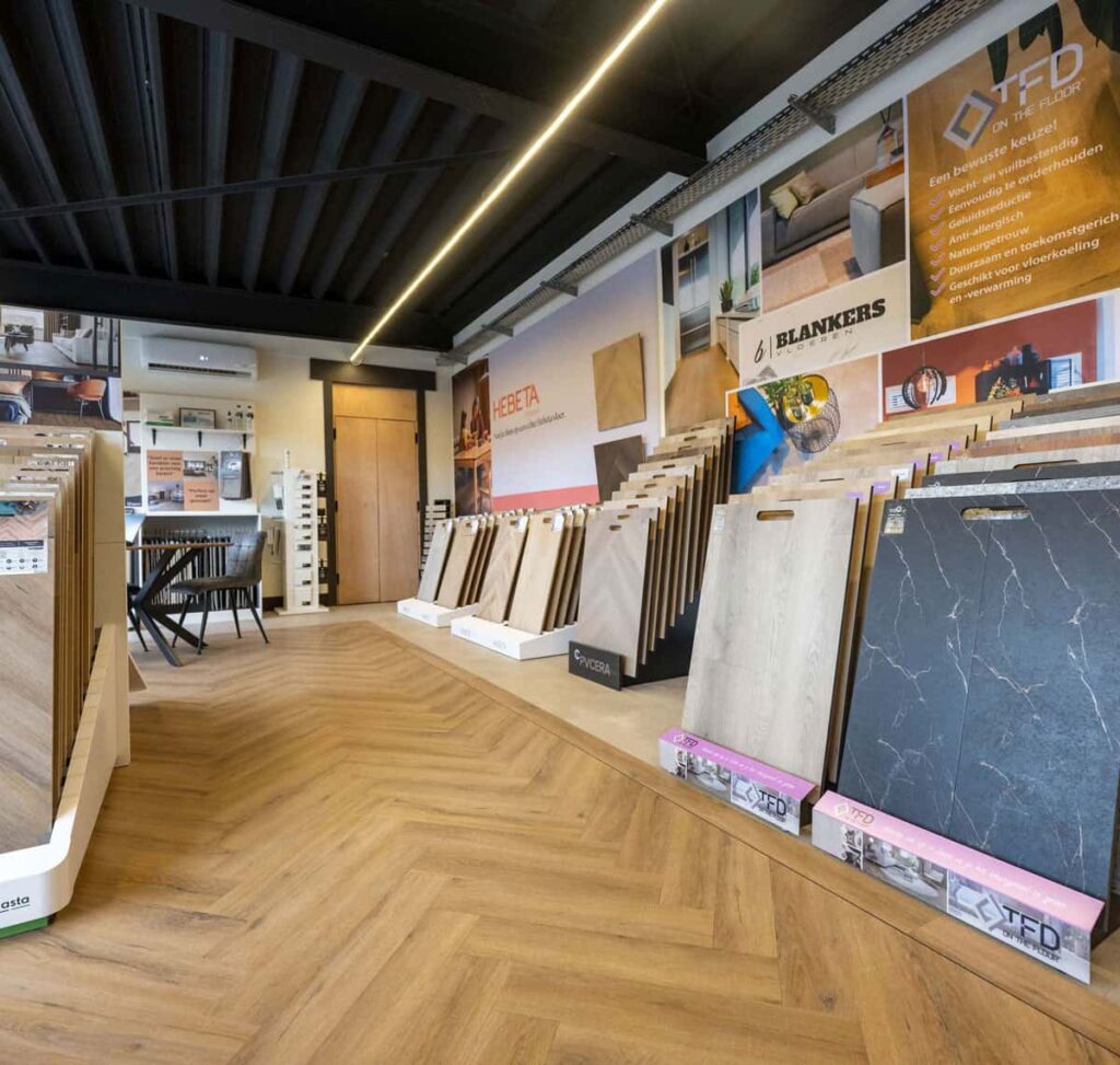 Tegel showroom met hout-look vloer