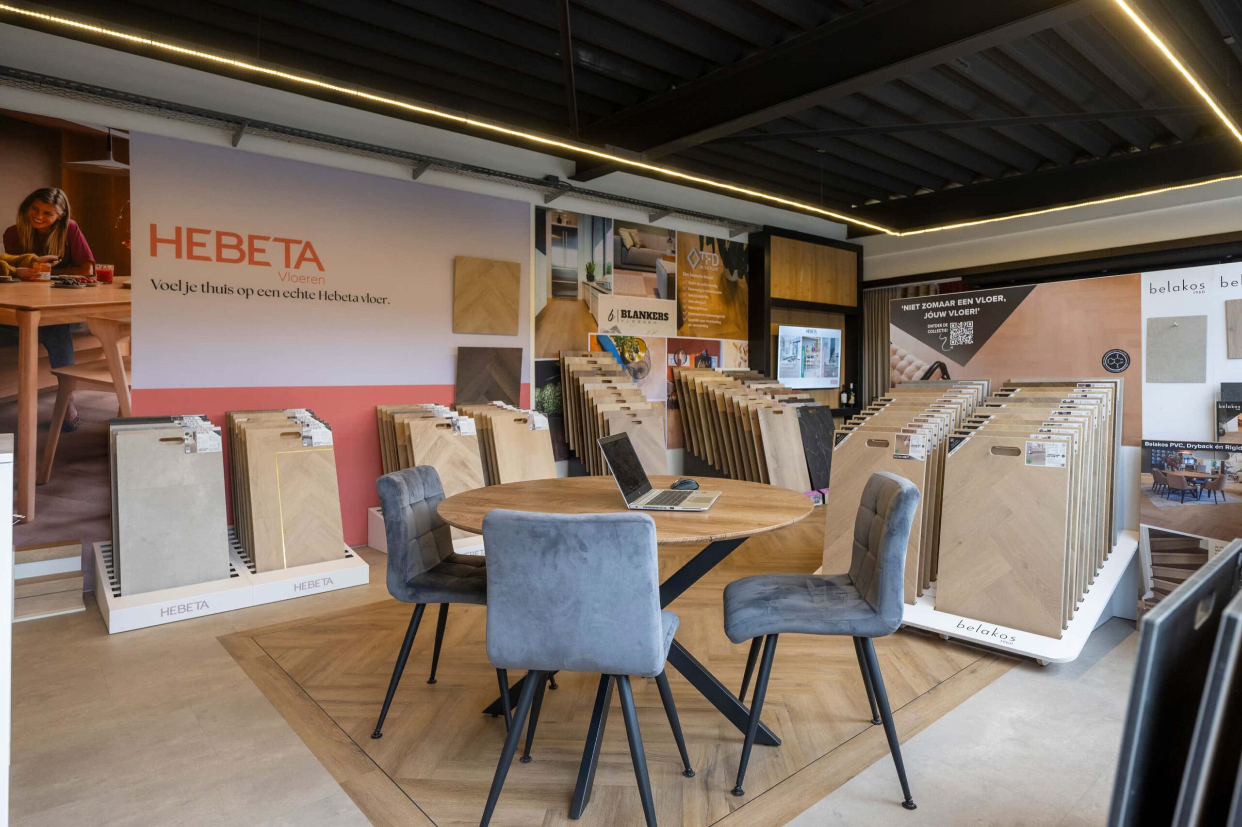 Vloeren toonzaal met meubilair